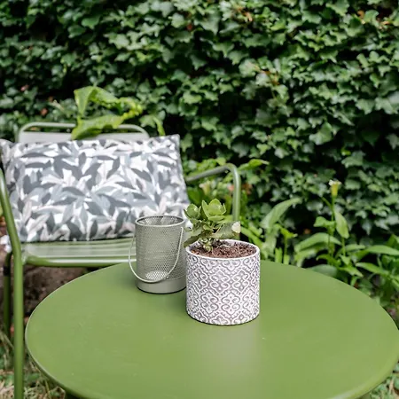 Cocon Au Fond Du Jardin